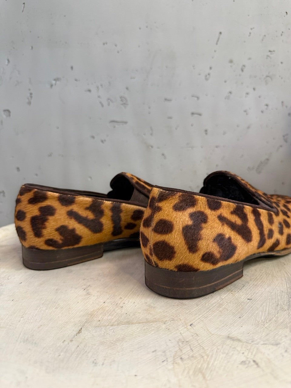 BERLIN VINTAGE CORNER leopard print calf hair loafers. Italian-made slip-on shoes with ponyhair upper and dark brown sole.