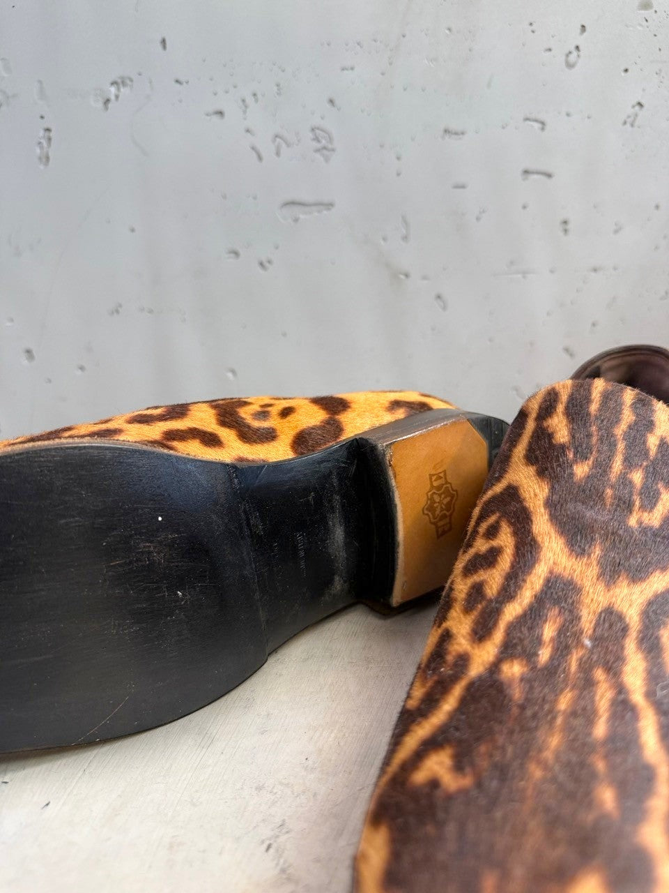 BERLIN VINTAGE CORNER leopard print calf hair loafers, made in Italy, with a slip-on design and durable sole.