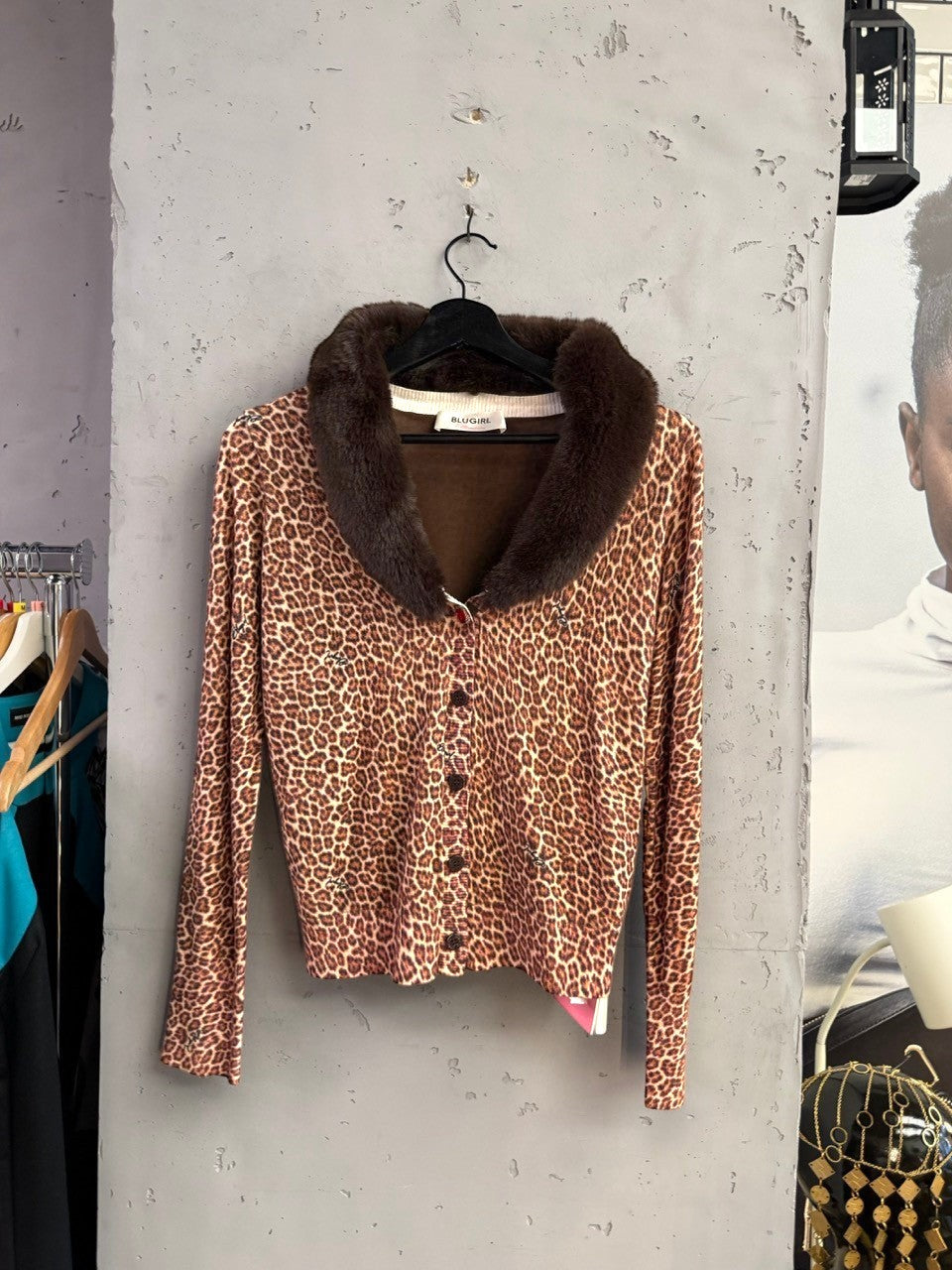 BERLIN VINTAGE CORNER Blugirl Blumarine leopard print long sleeve cardigan with a plush dark brown faux fur collar.