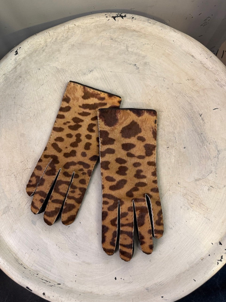BERLIN VINTAGE CORNER leopard print leather gloves with black trim and lining.