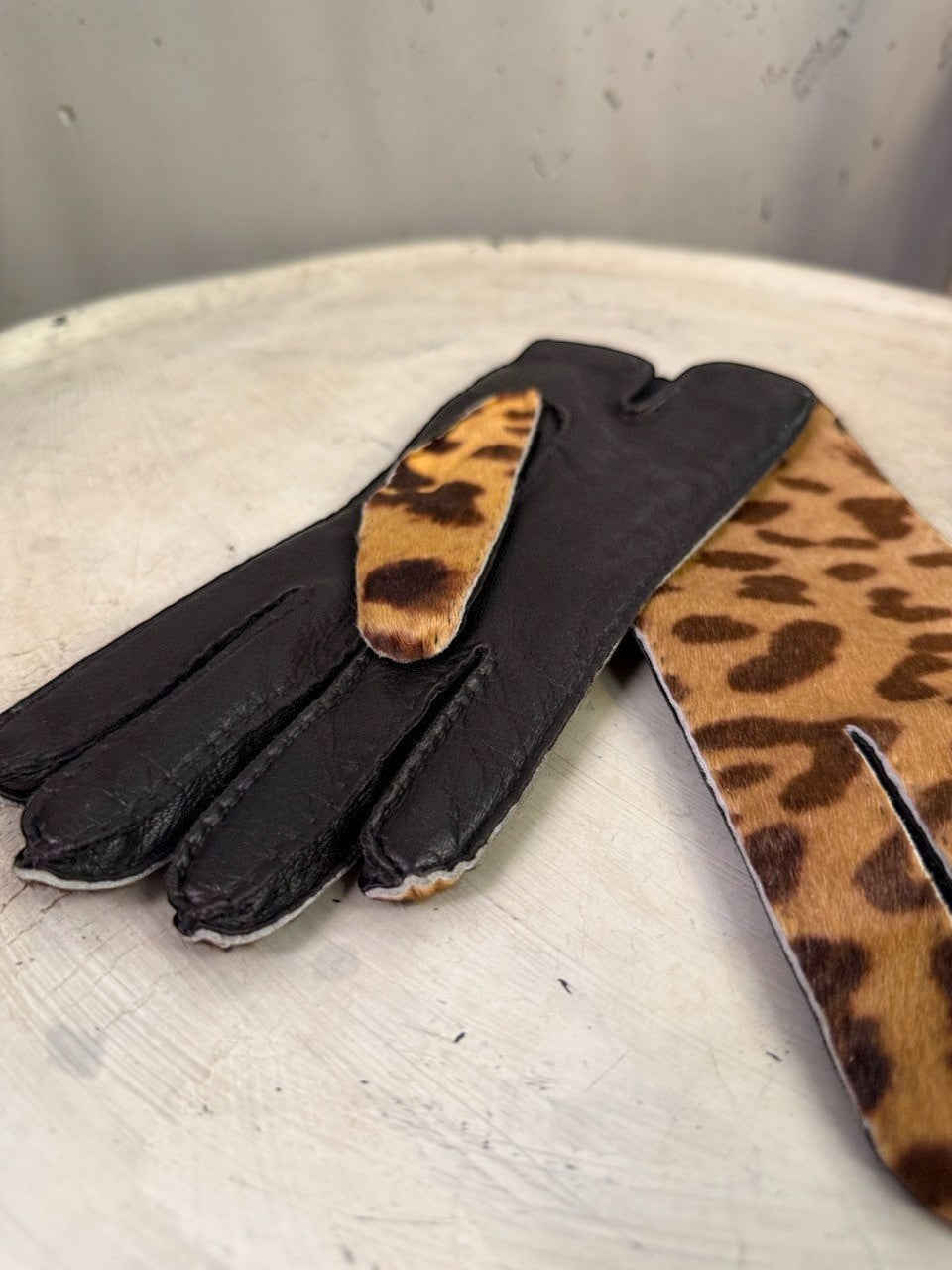 BERLIN VINTAGE CORNER black leather gloves with leopard print accents and trim. Soft, supple material.