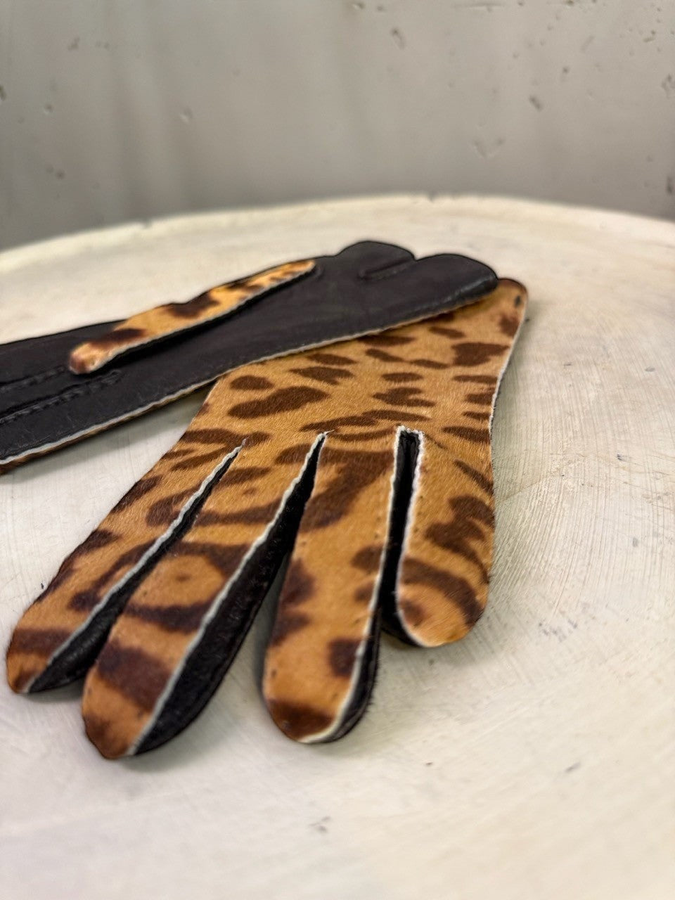 BERLIN VINTAGE CORNER leopard print leather gloves with black trim and lining.