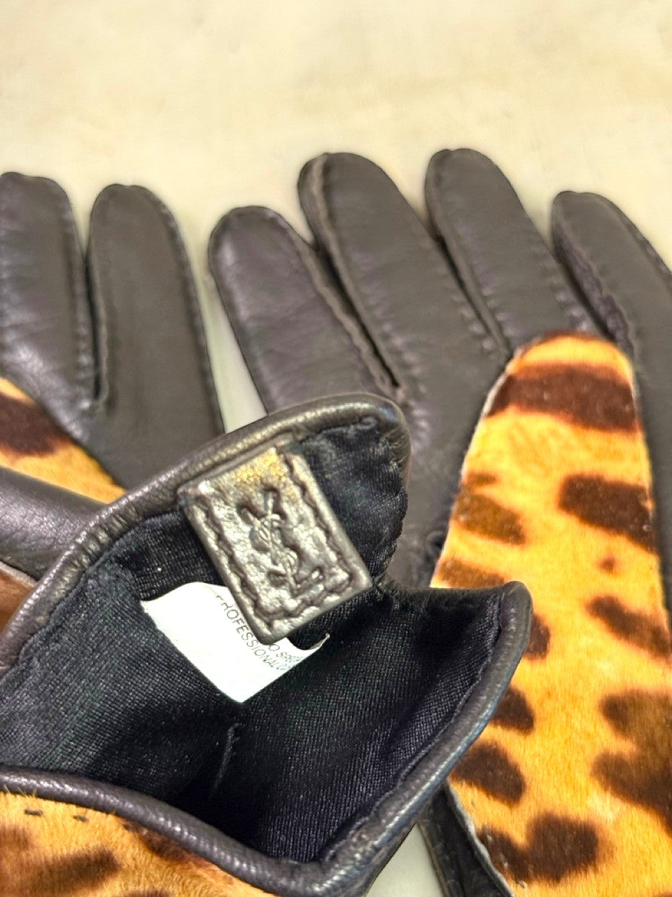 BERLIN VINTAGE CORNER leopard print leather gloves with black trim and lining.