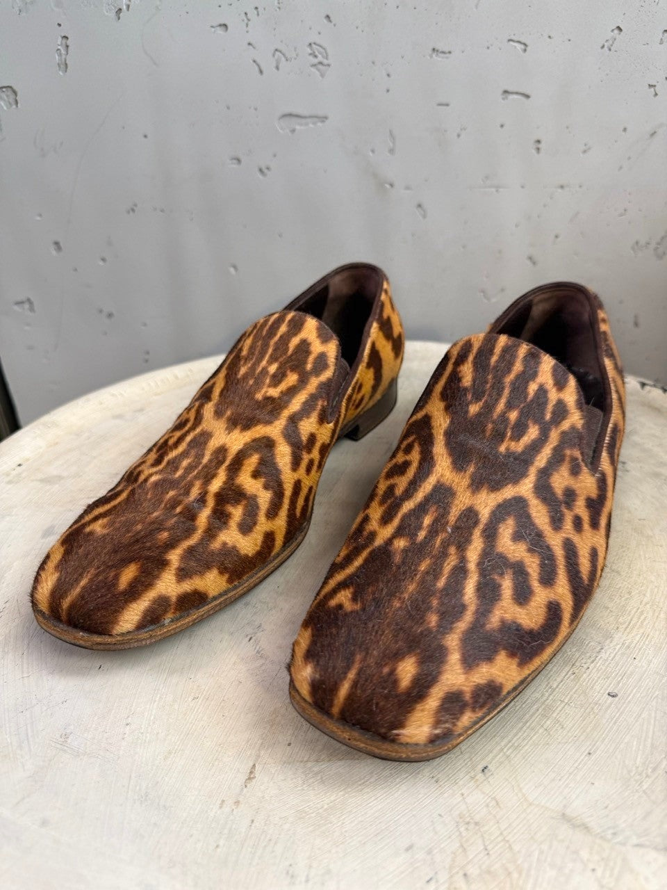 BERLIN VINTAGE CORNER leopard print calf hair loafers. Luxurious ponyhair upper in a classic leopard pattern. Slip-on design.