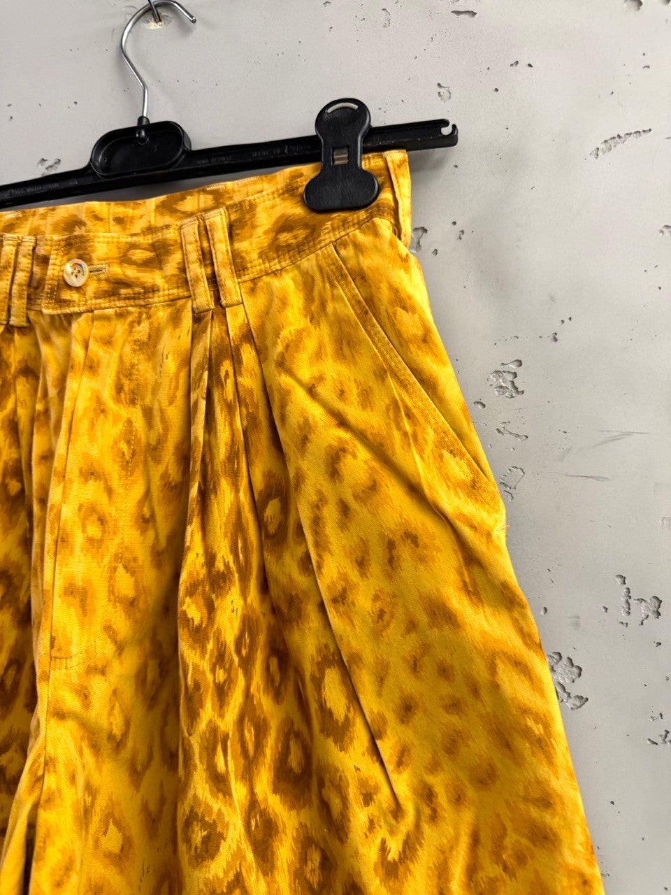 BERLIN VINTAGE CORNER mustard yellow leopard print pleated high-waisted shorts with a relaxed fit.