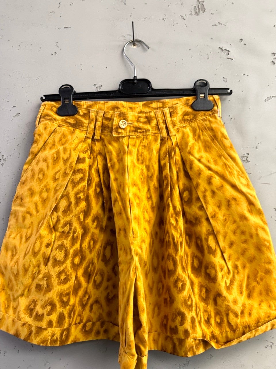 BERLIN VINTAGE CORNER mustard yellow leopard print pleated high-waisted shorts with a relaxed fit.
