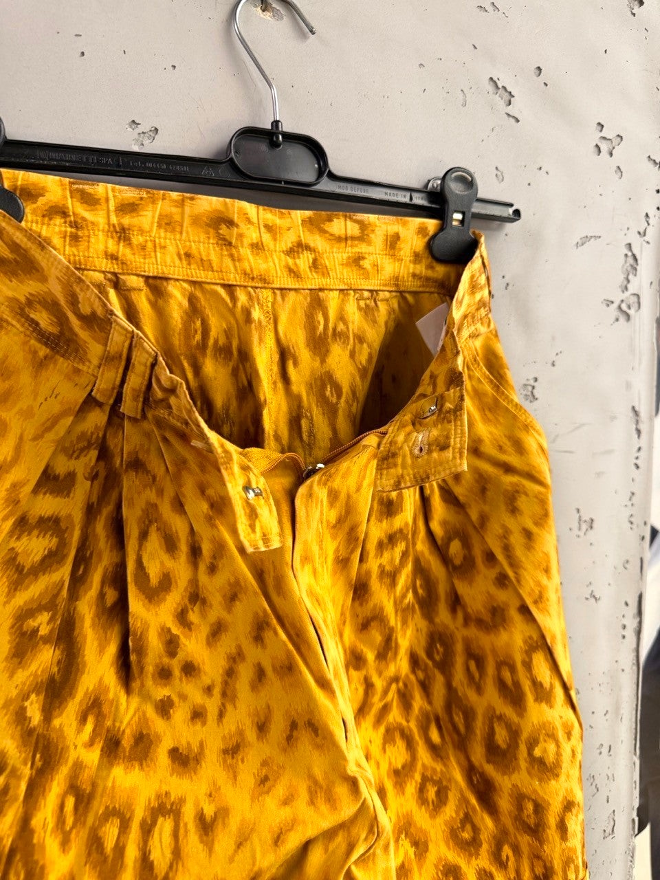 BERLIN VINTAGE CORNER mustard yellow leopard print pleated high-waisted shorts made of breathable fabric.