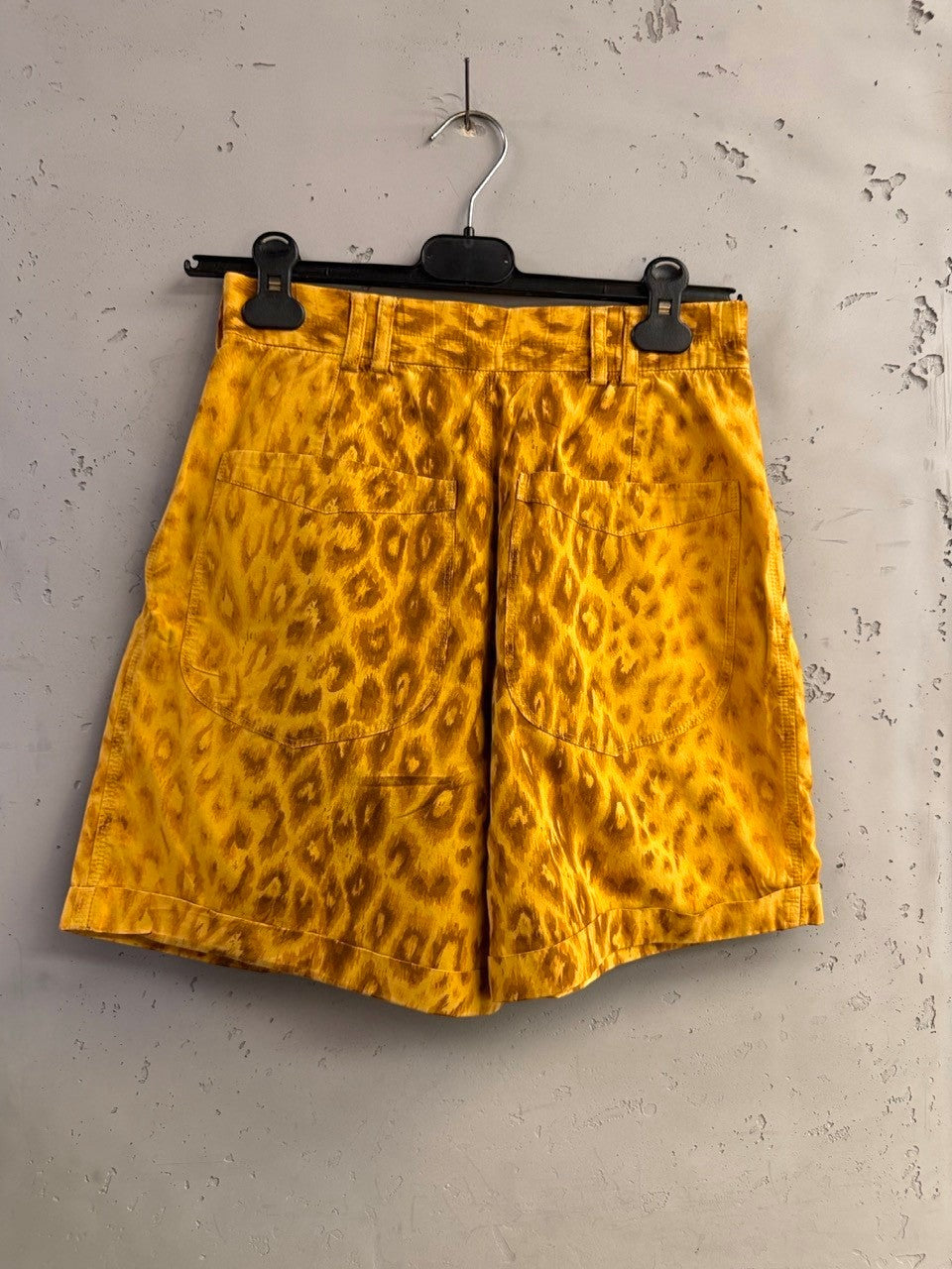 BERLIN VINTAGE CORNER mustard yellow leopard print pleated high-waisted shorts with relaxed fit.