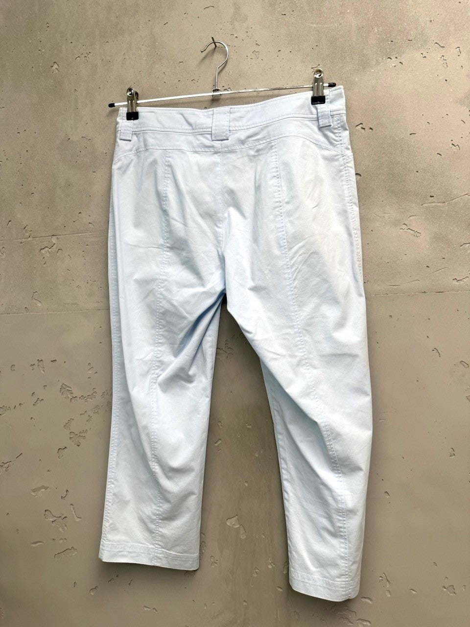 BERLIN VINTAGE CORNER light blue cropped trousers with mid-rise waist and subtle stitching details.