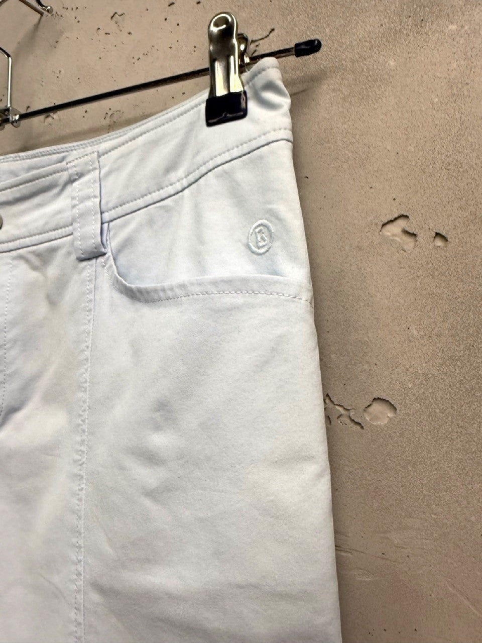 BERLIN VINTAGE CORNER light blue cropped trousers with embroidered logo detail. Mid-rise, breathable fabric.