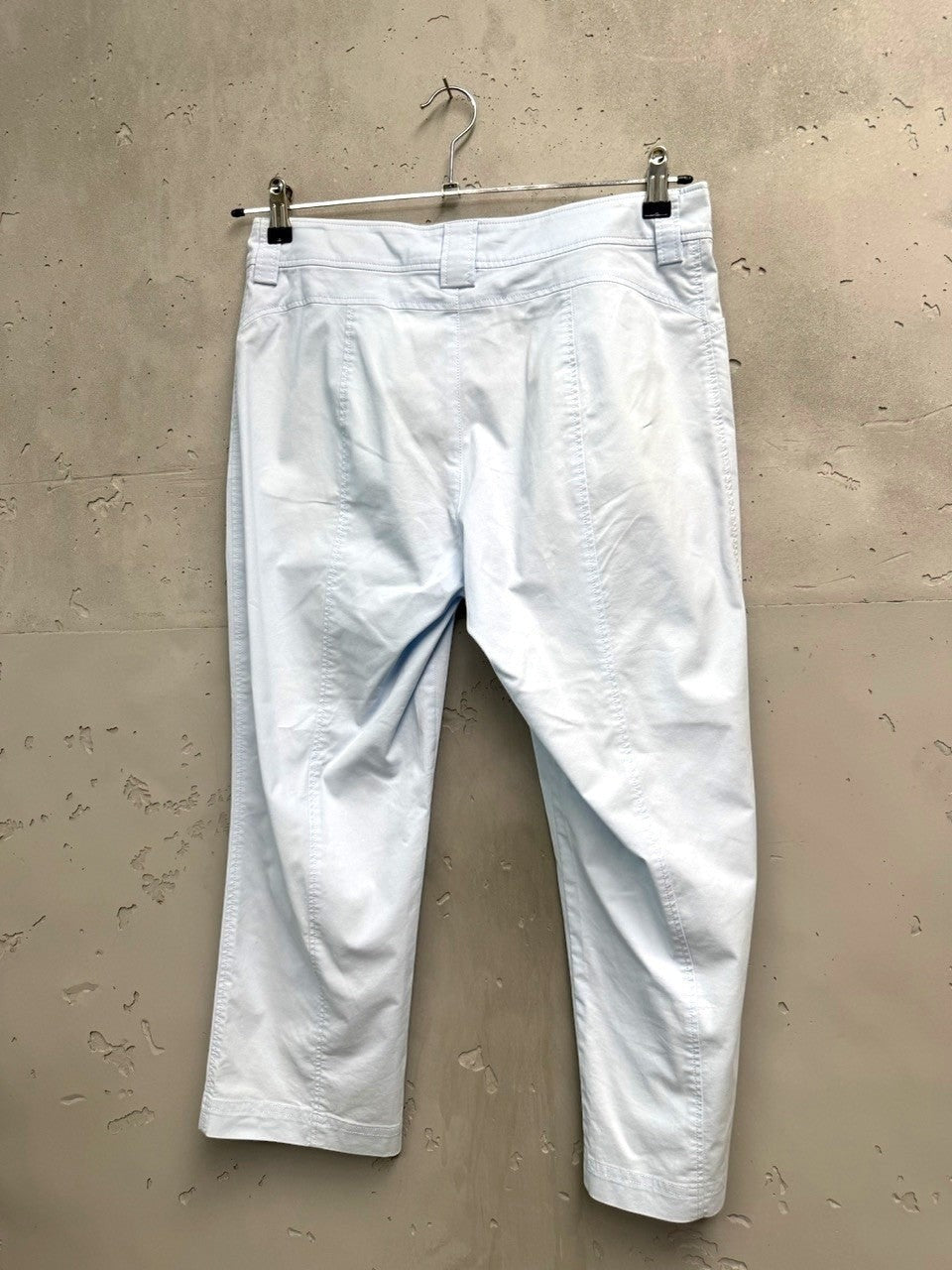 BERLIN VINTAGE CORNER light blue cropped trousers with subtle stitching details and mid-rise waist.