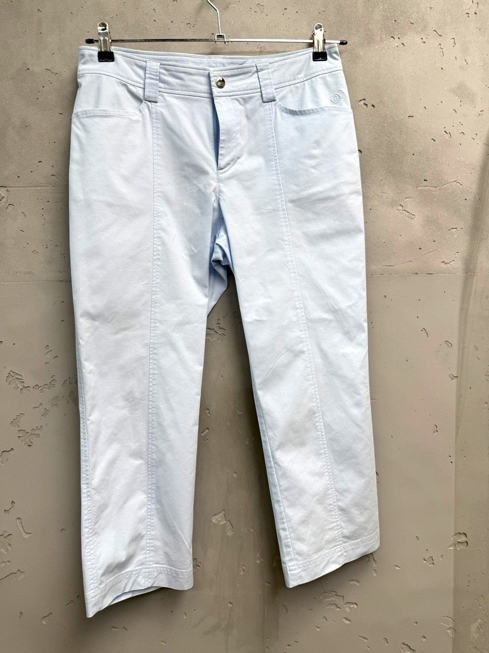 BERLIN VINTAGE CORNER light blue cropped trousers with subtle stitching and embroidered logo.
