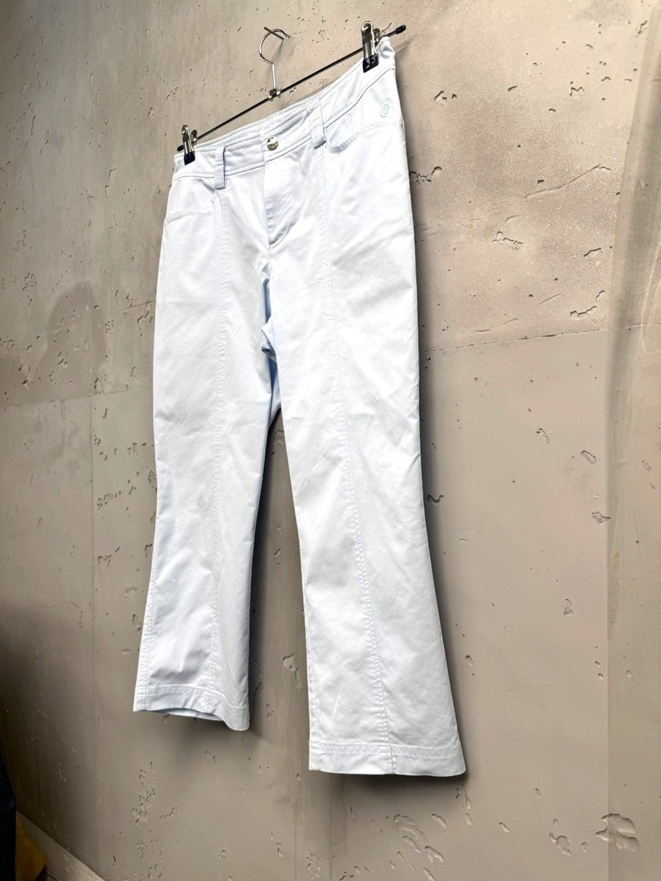 BERLIN VINTAGE CORNER light blue cropped trousers with mid-rise waist and subtle stitching details.