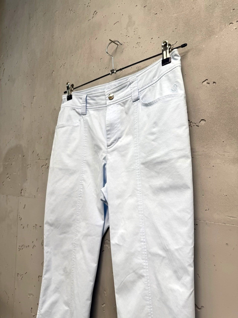 BERLIN VINTAGE CORNER light blue cropped trousers with mid-rise waist and subtle stitching details.
