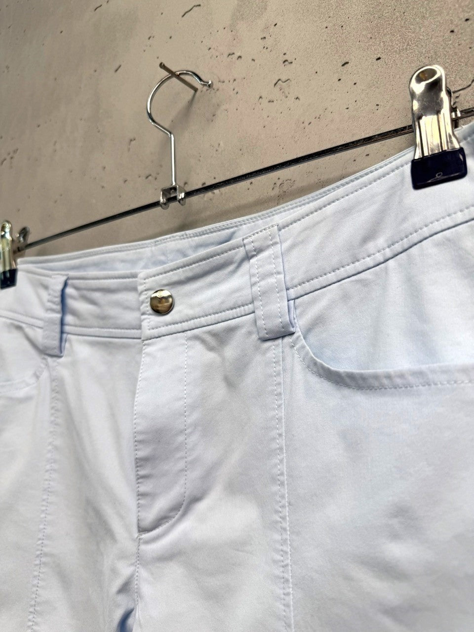 BERLIN VINTAGE CORNER light blue cropped trousers with mid-rise waist and subtle stitching details.