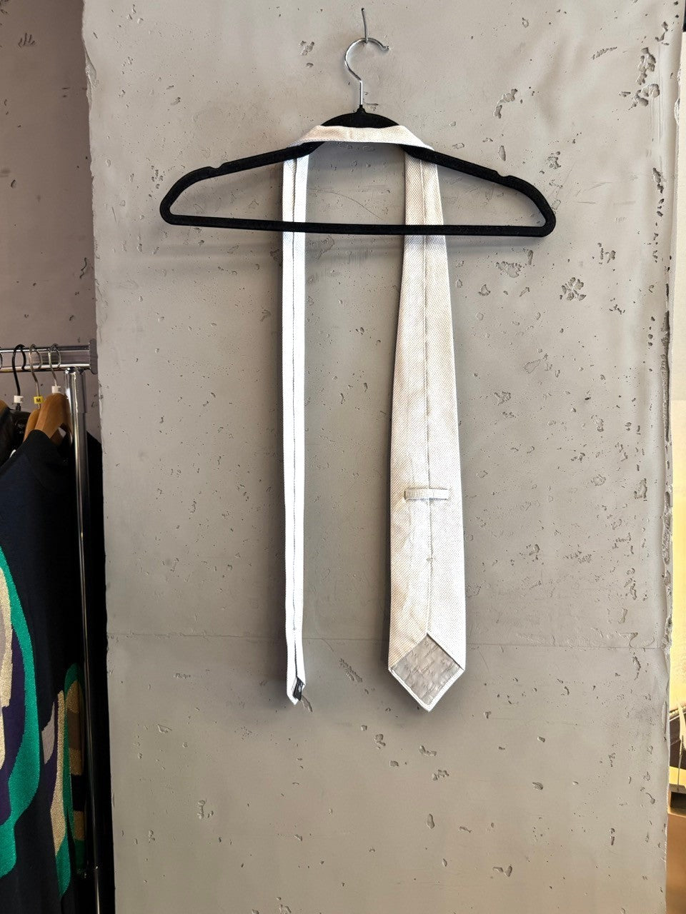 BERLIN VINTAGE CORNER light cream textured fabric necktie with a classic design and subtle weave.