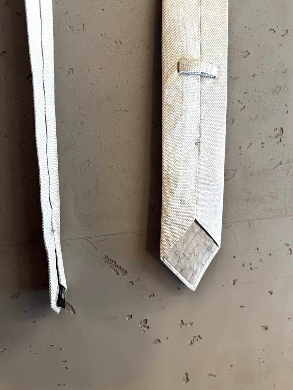 BERLIN VINTAGE CORNER light cream textured necktie with a subtle weave pattern and a keeper loop.