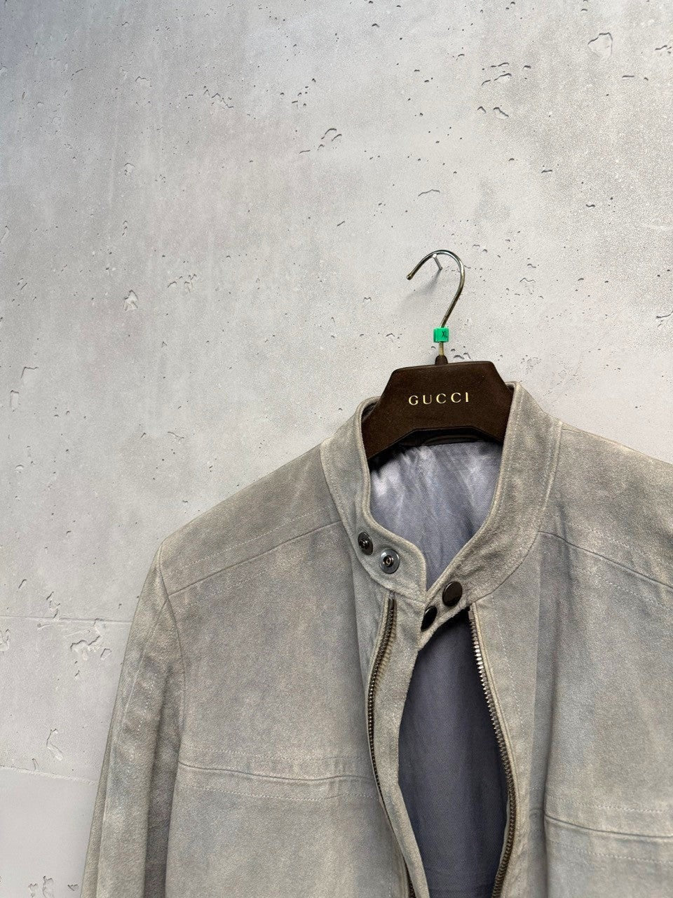 BERLIN VINTAGE CORNER light grey suede moto jacket with zip-front closure and stand-up collar.