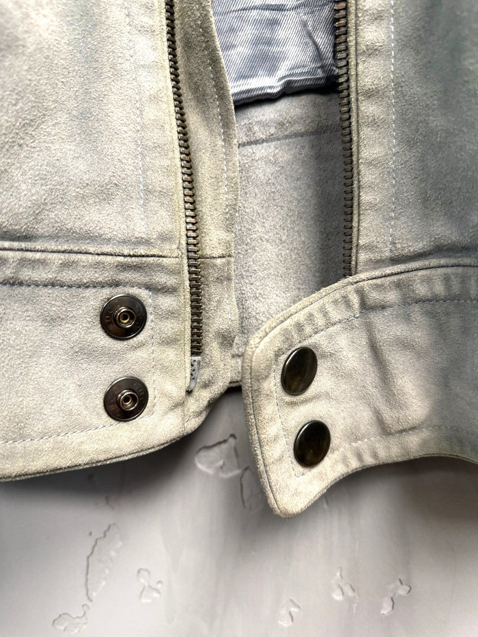 BERLIN VINTAGE CORNER light grey suede moto jacket with zip front, snap pockets, and stand-up collar.
