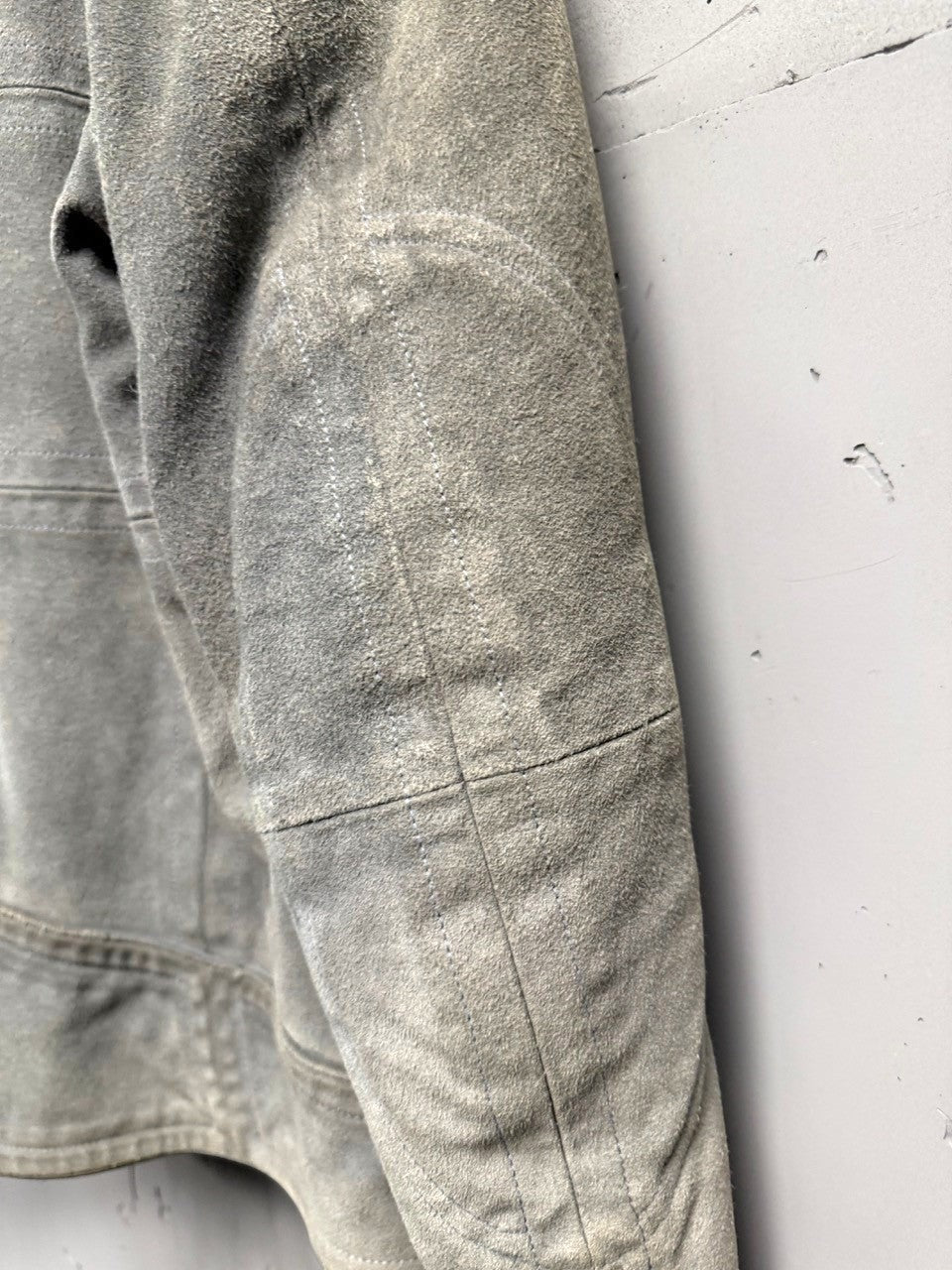BERLIN VINTAGE CORNER light grey suede moto jacket with zip pockets and stand-up collar.