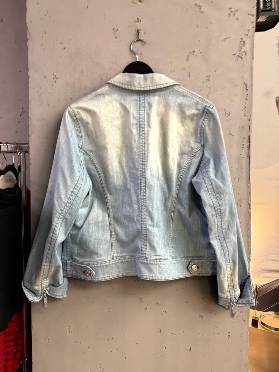 BERLIN VINTAGE CORNER light wash denim blazer jacket with button front and pockets. Cotton blend.