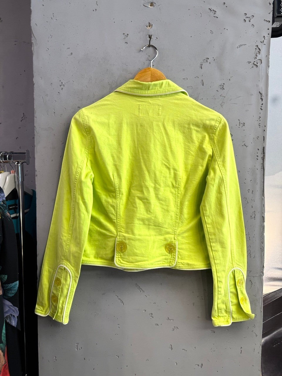 BERLIN VINTAGE CORNER lime green denim jacket with white piping and button details, back view.