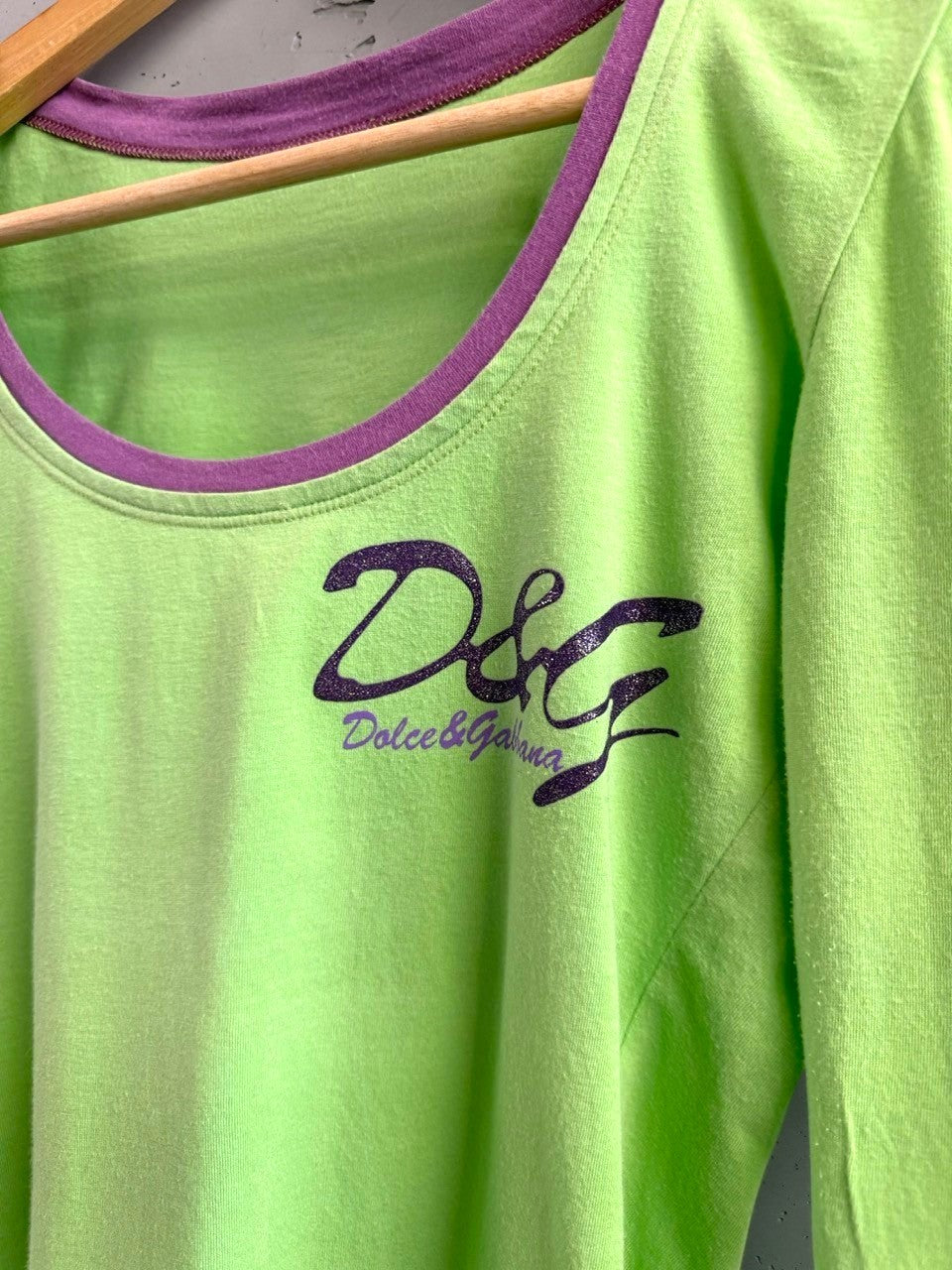BERLIN VINTAGE CORNER lime green long sleeve cotton blend t-shirt with purple neckline and D&G logo