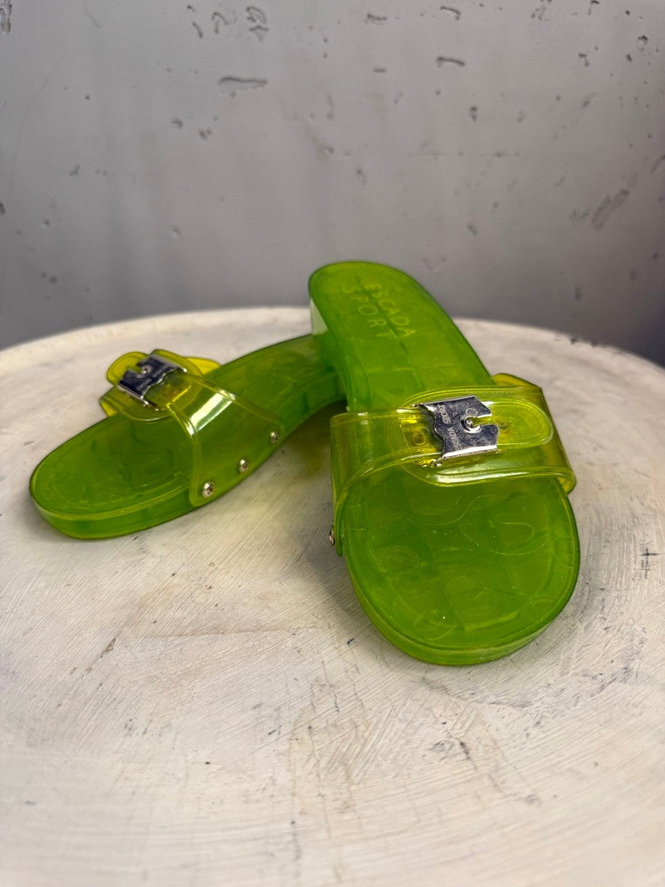 BERLIN VINTAGE CORNER lime green PVC jelly slide sandals with silver buckle and wood grain textured sole.