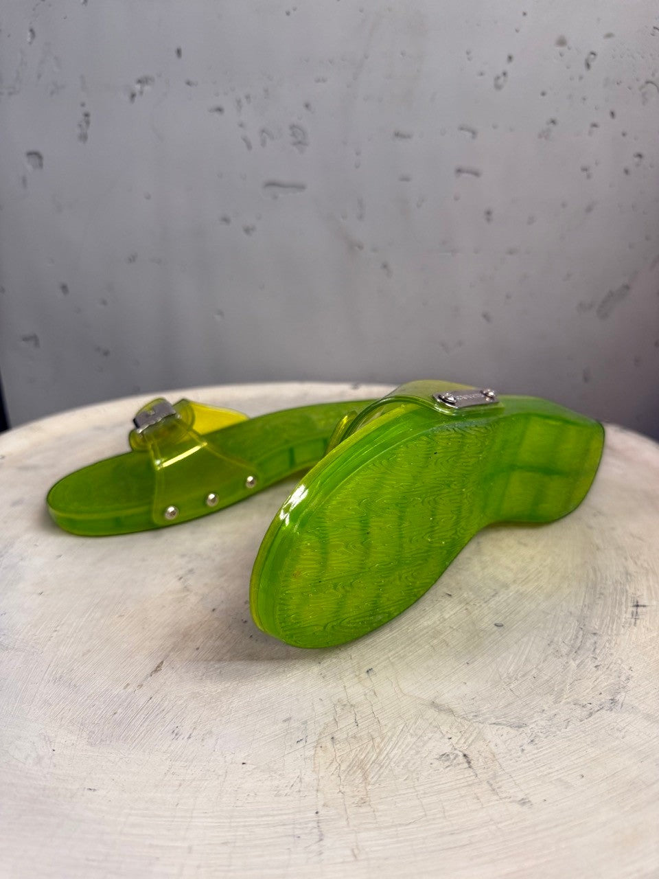 BERLIN VINTAGE CORNER lime green PVC jelly slide sandals with wood grain textured sole and silver buckle.