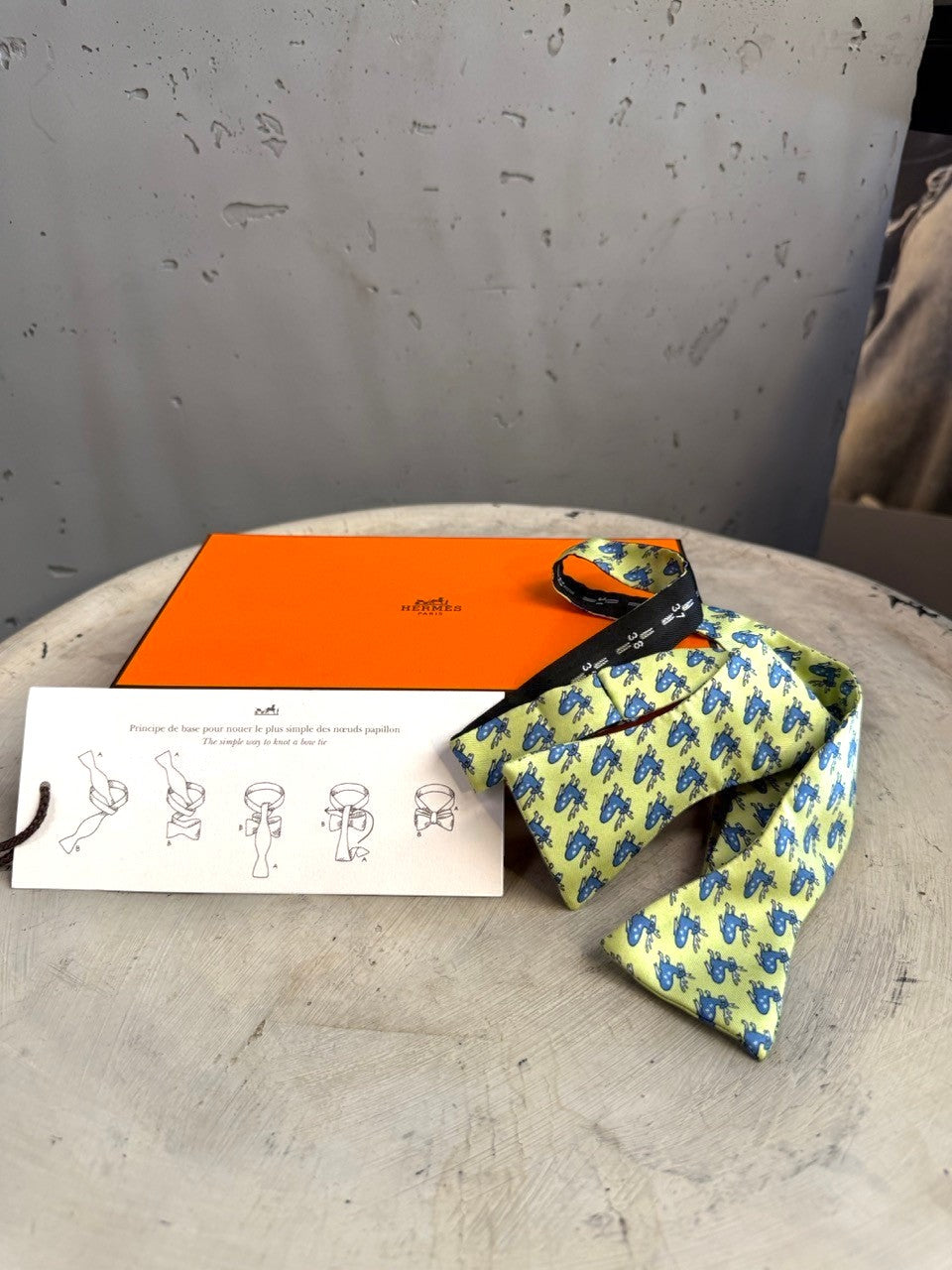 BERLIN VINTAGE CORNER lime green silk bow tie with blue deer pattern and instructions