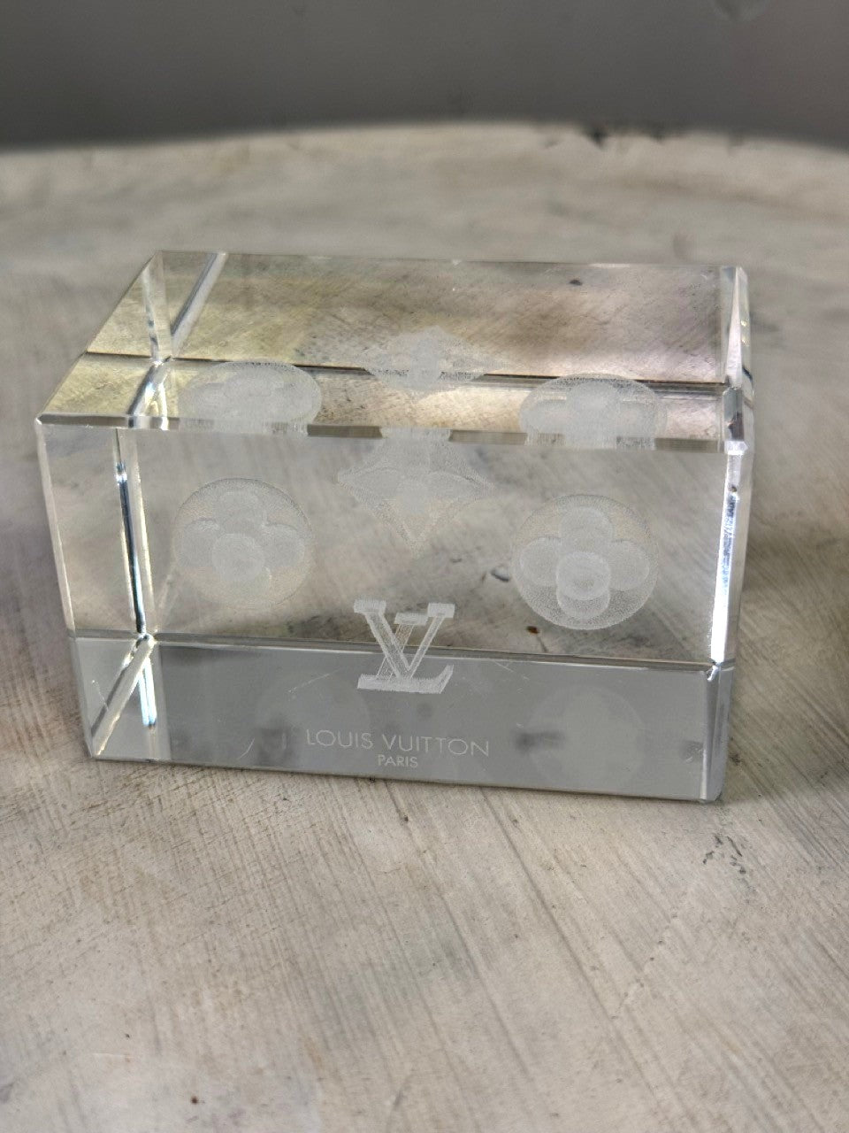 BERLIN VINTAGE CORNER Louis Vuitton crystal paperweight with etched monogram and floral motifs. Clear geometric cube.