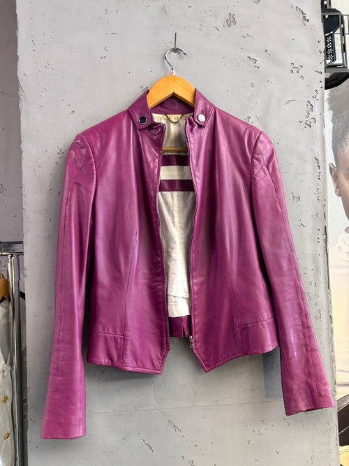 BERLIN VINTAGE CORNER magenta leather biker jacket with zip-front closure and classic collar.