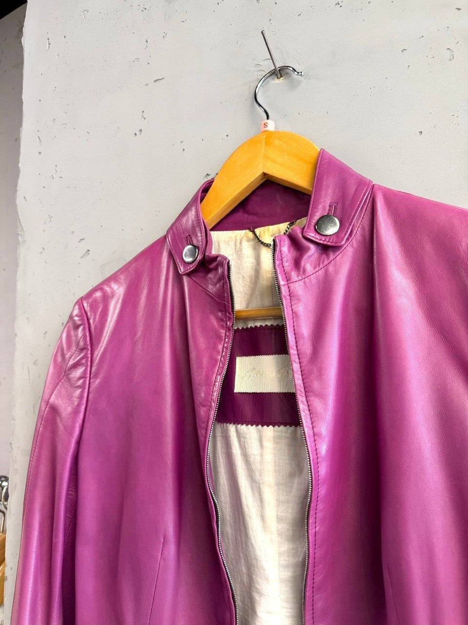 BERLIN VINTAGE CORNER magenta leather biker jacket with zip front and classic collar