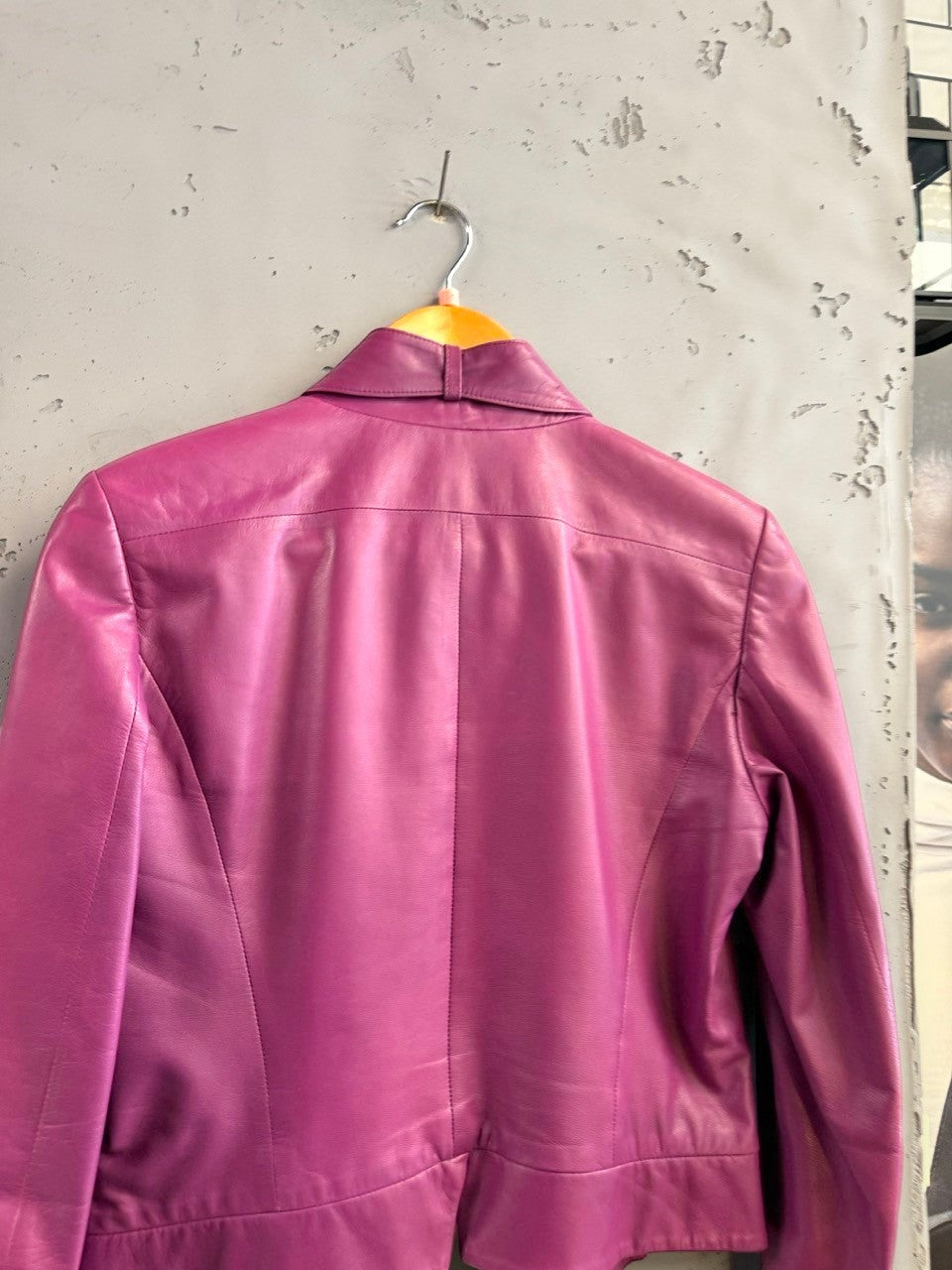 BERLIN VINTAGE CORNER magenta leather biker jacket with classic collar and zip-front closure. Tailored seams create a fitted silhouette.