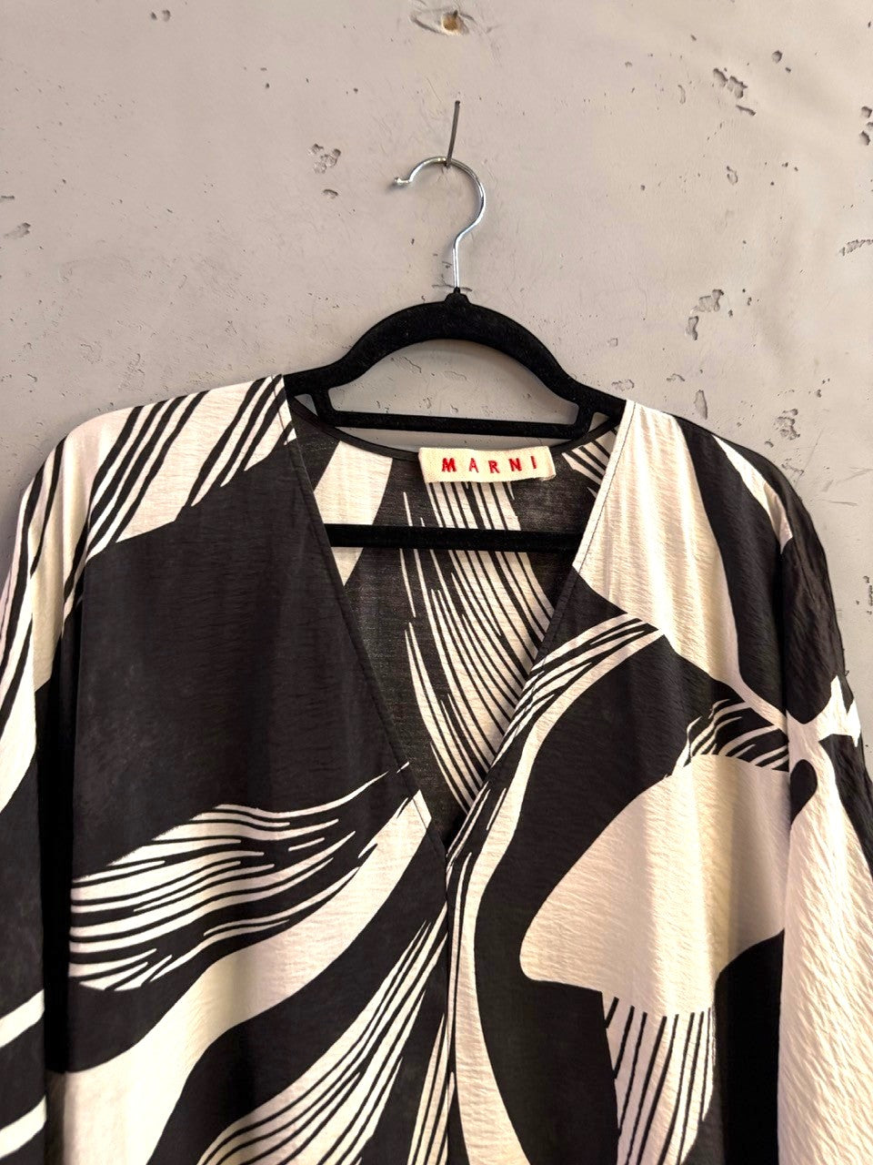 BERLIN VINTAGE CORNER MARNI black and white abstract print V-neck kaftan dress with fluid draped sleeves