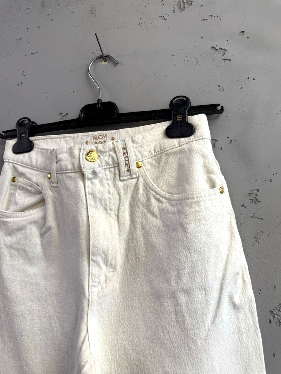 BERLIN VINTAGE CORNER MCM off-white straight leg jeans with gold-tone hardware and subtle branding.