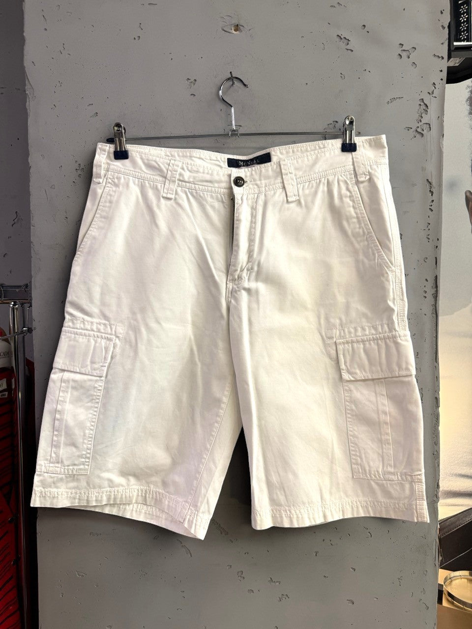 BERLIN VINTAGE CORNER white McNEAL cotton cargo shorts with side pockets and button fly closure.