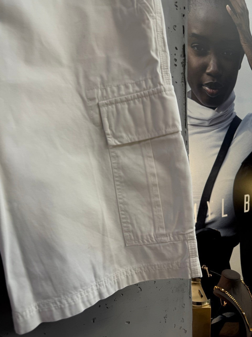 BERLIN VINTAGE CORNER McNEAL white cotton cargo shorts with side pockets and a tailored fit for casual summer wear.