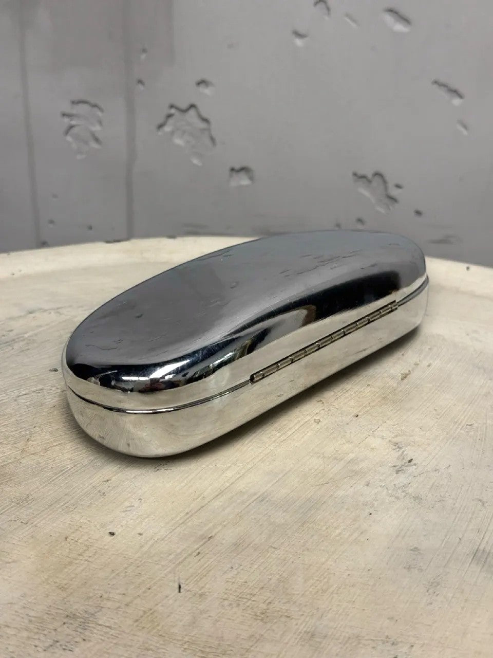 BERLIN VINTAGE CORNER oval polished metal eyeglass case with secure clasp closure.