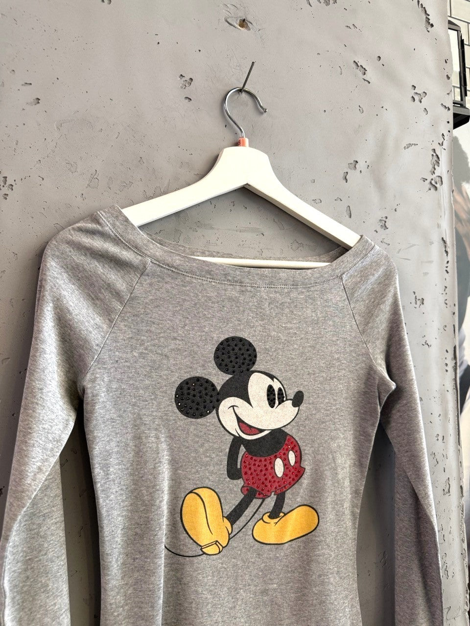 BERLIN VINTAGE CORNER grey long sleeve top with off-the-shoulder neckline and sparkling Mickey Mouse graphic.