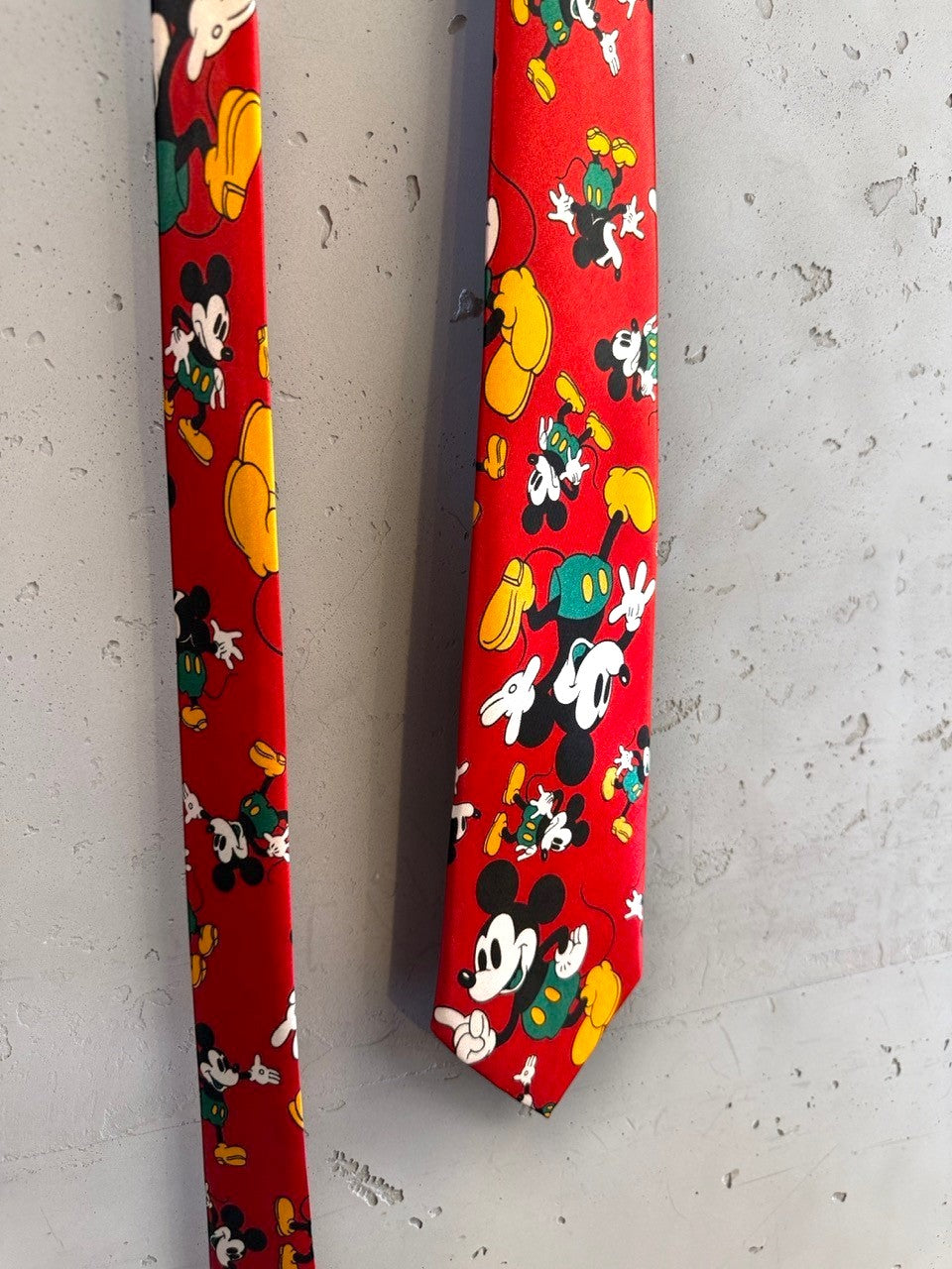 BERLIN VINTAGE CORNER red necktie with all-over Mickey Mouse print in yellow and green. Smooth fabric.