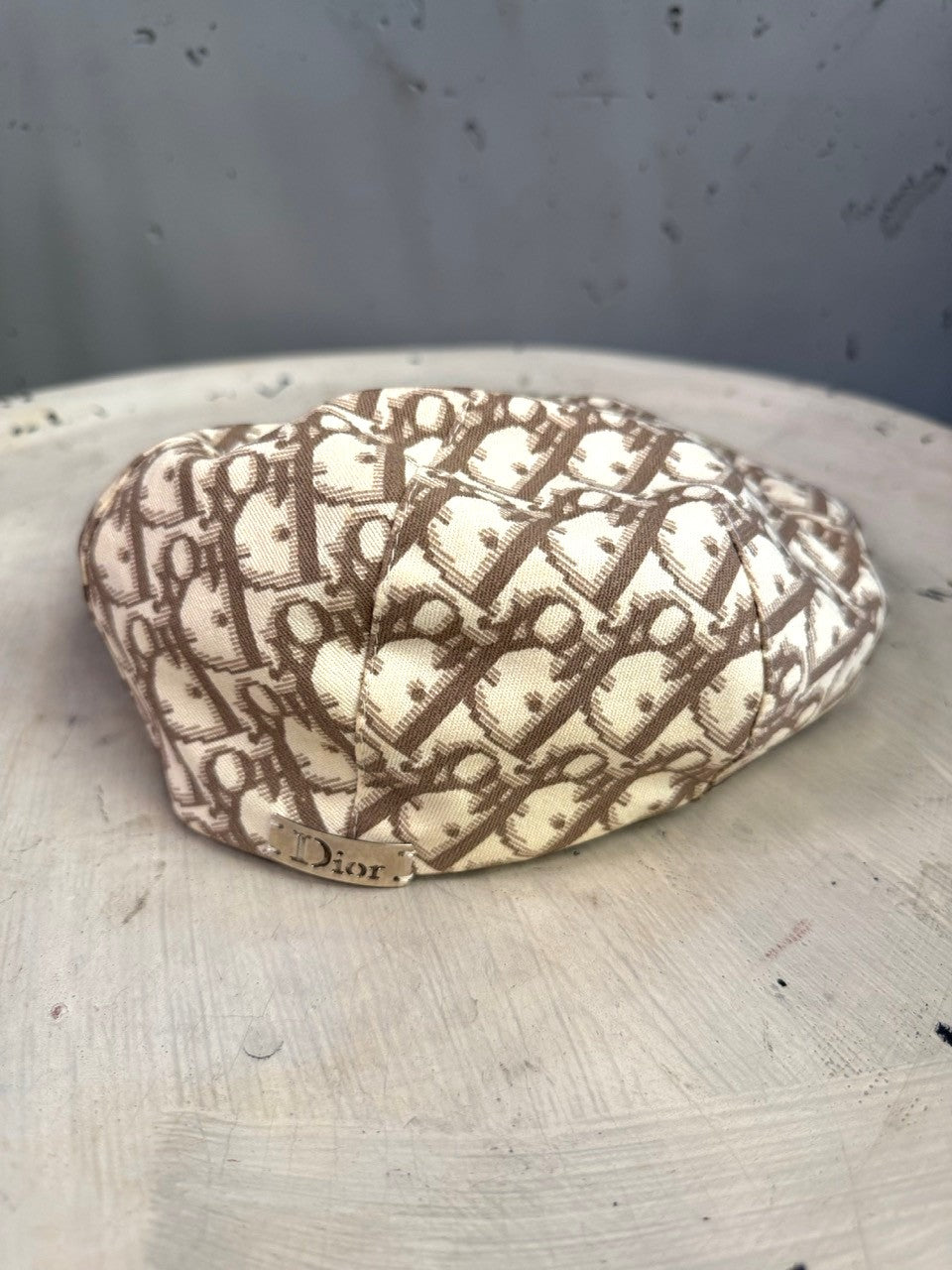 BERLIN VINTAGE CORNER beige and brown monogram canvas flat cap with a metal Dior logo plaque on the side