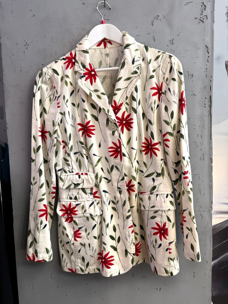 BERLIN VINTAGE CORNER Moschino denim blazer in off-white with red and green floral print and structured tailored fit.