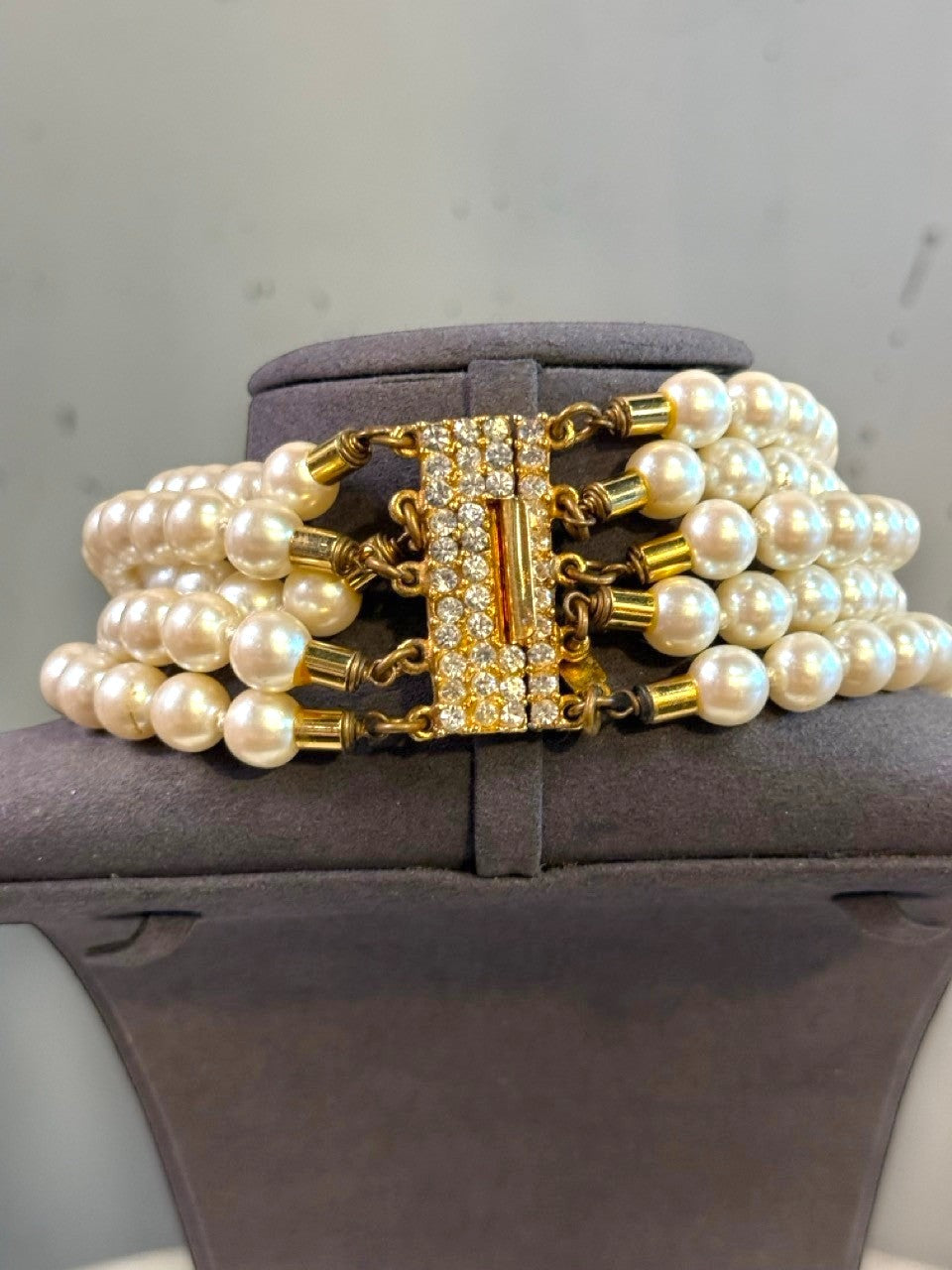 BERLIN VINTAGE CORNER multi-strand faux pearl choker necklace with crystal-embellished gold-tone clasp