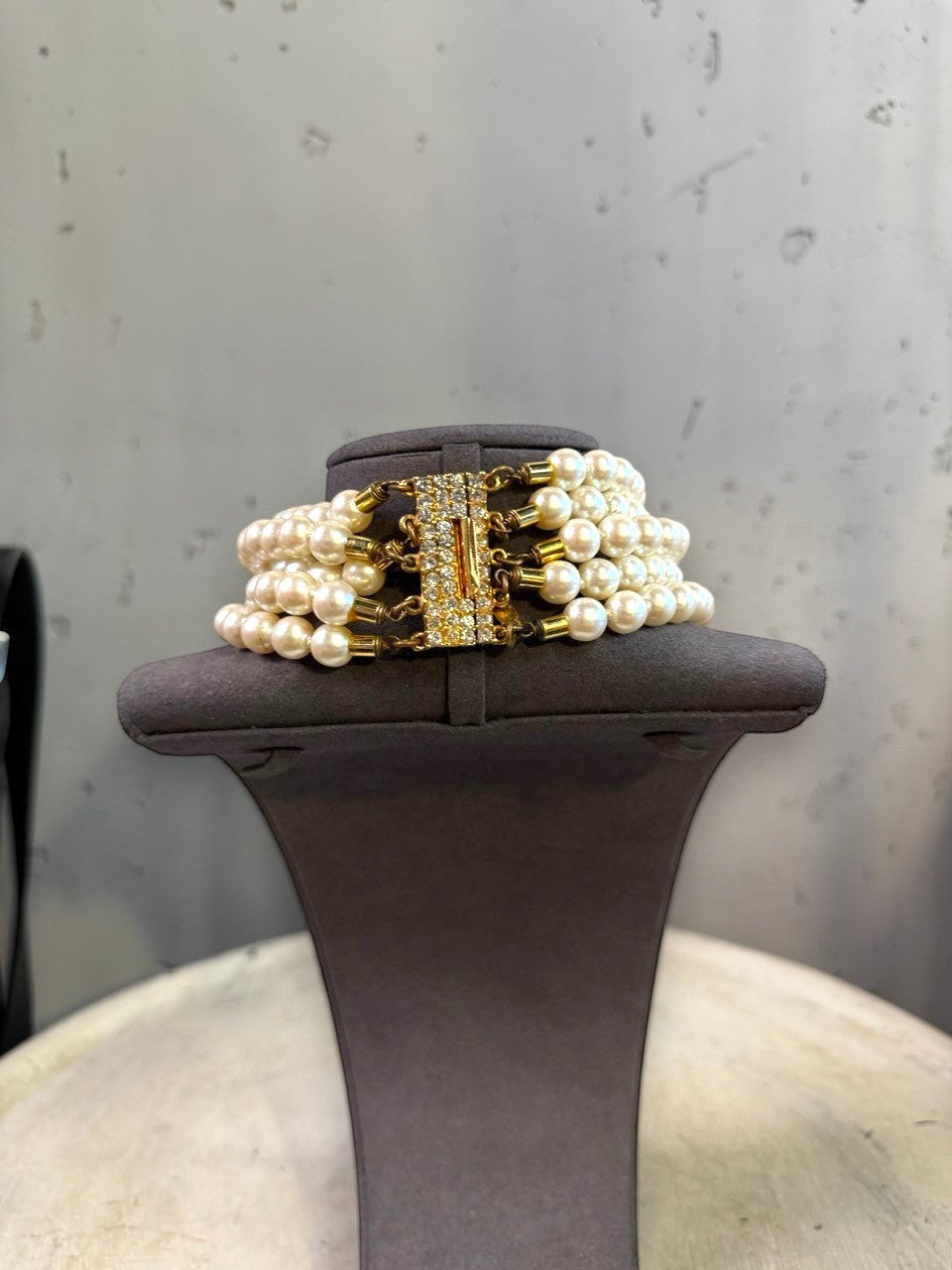 BERLIN VINTAGE CORNER multi-strand faux pearl choker necklace with crystal-embellished gold-tone clasp