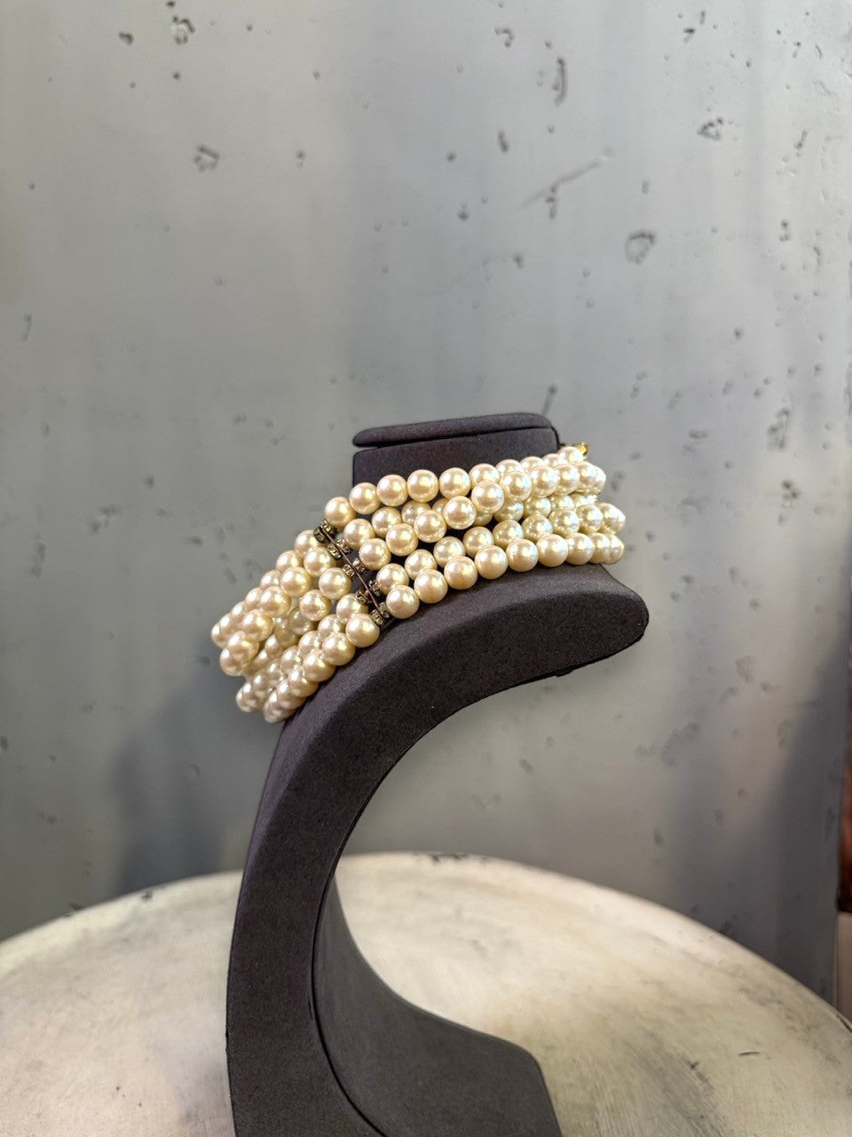 BERLIN VINTAGE CORNER multi-strand faux pearl choker necklace with crystal-embellished gold-tone clasp.