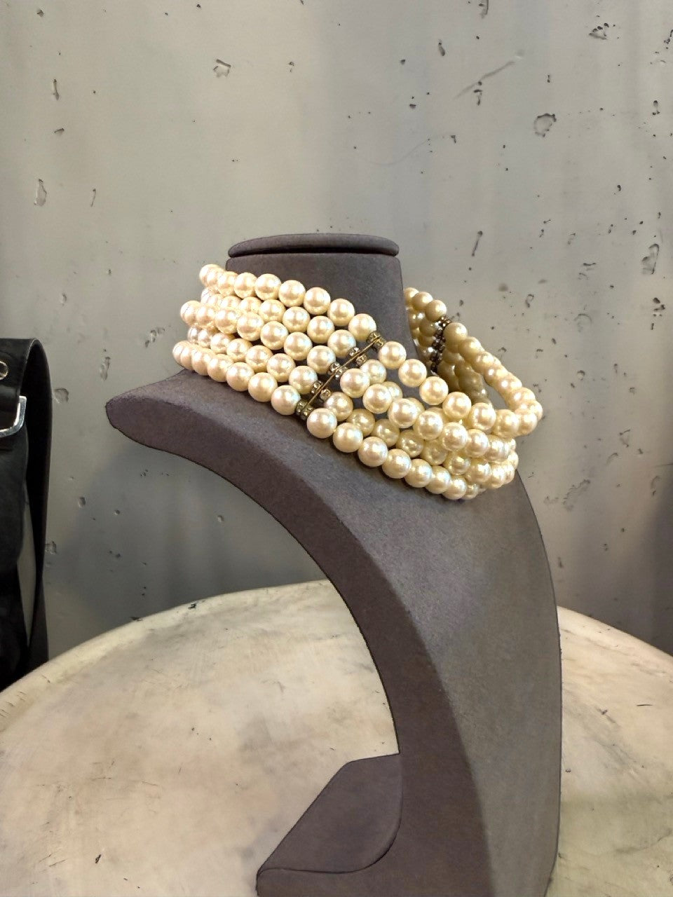 BERLIN VINTAGE CORNER multi-strand faux pearl choker necklace with crystal-embellished gold-tone clasp.