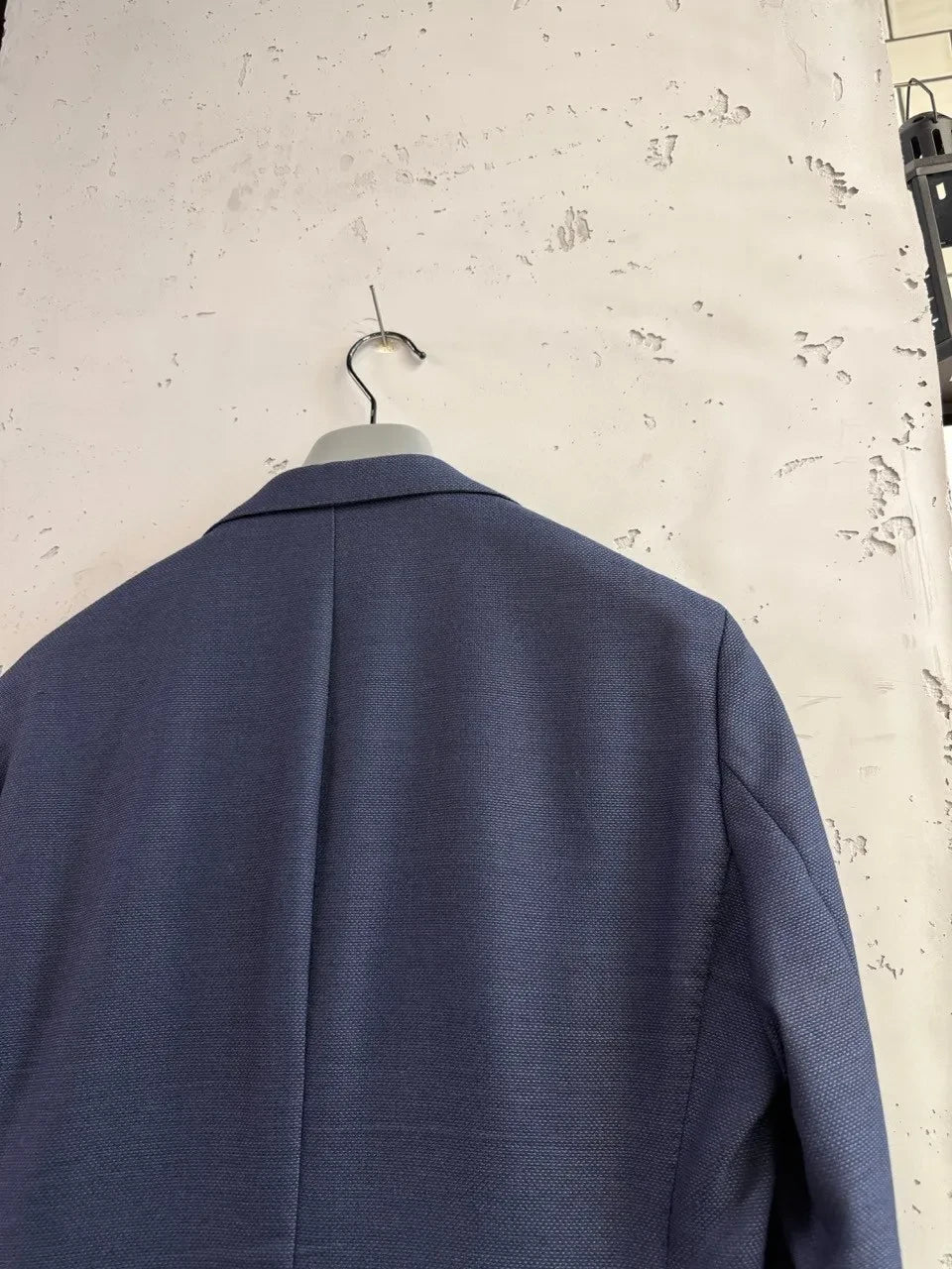BERLIN VINTAGE CORNER navy blue textured blazer with two-button closure and notch lapels.