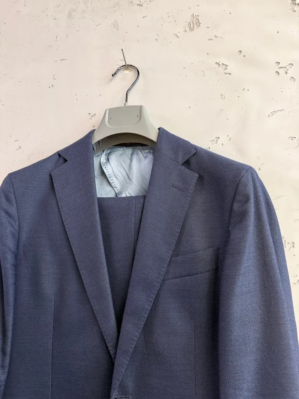 BERLIN VINTAGE CORNER navy blue textured wool blend blazer and trousers set. Classic two-button closure, notch lapels, tailored fit.