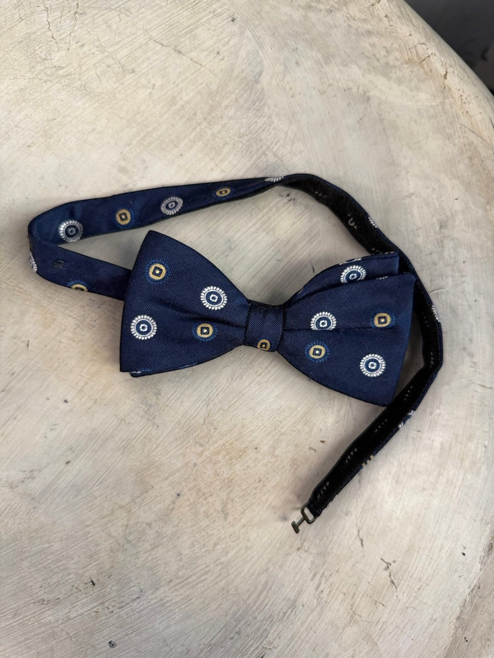 BERLIN VINTAGE CORNER navy blue pre-tied bow tie with white and gold concentric circle pattern. Adjustable strap.